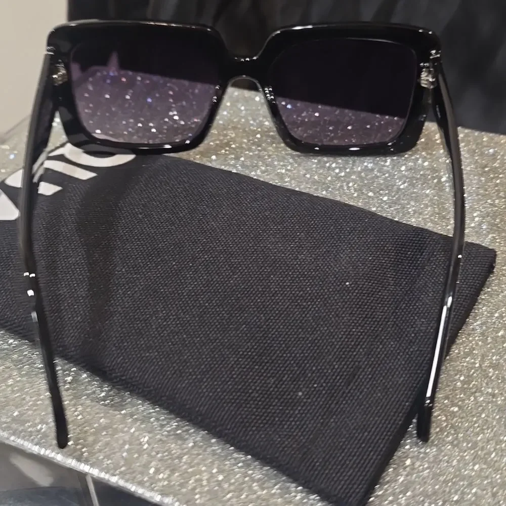 Quay Australia Total Vibe Oversized Sunglasses- Black Frame/Smoke Lens‎